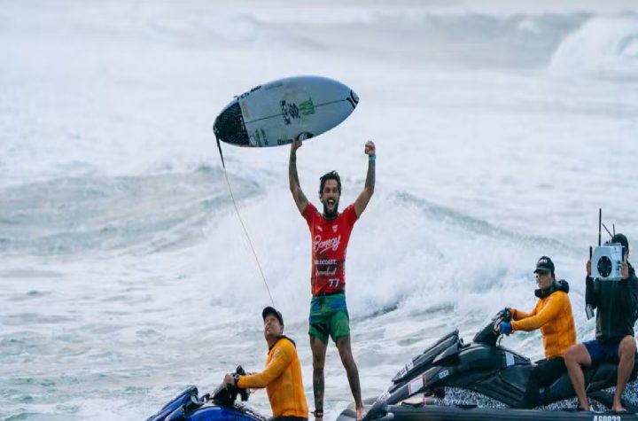 filipe-toledo-de-ubatuba-vence-etapa-da-wsl-na-australia-e-conquista-titulo-historico-em-gold-coast