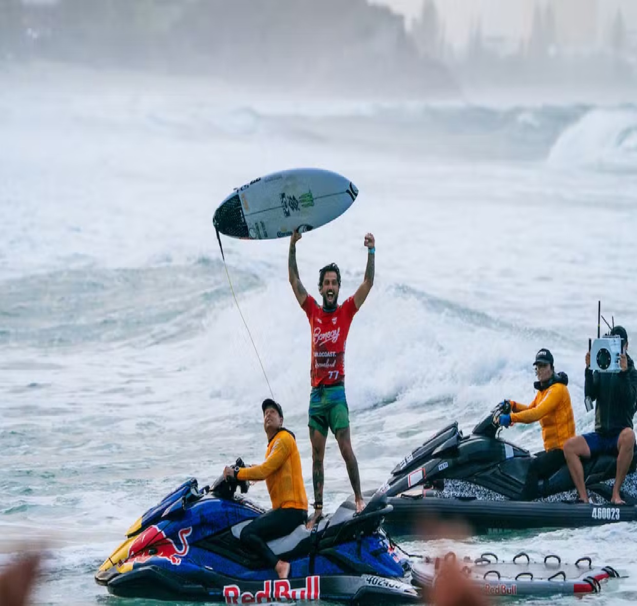filipe-toledo-de-ubatuba-vence-etapa-da-wsl-na-australia-e-conquista-titulo-historico-em-gold-coast