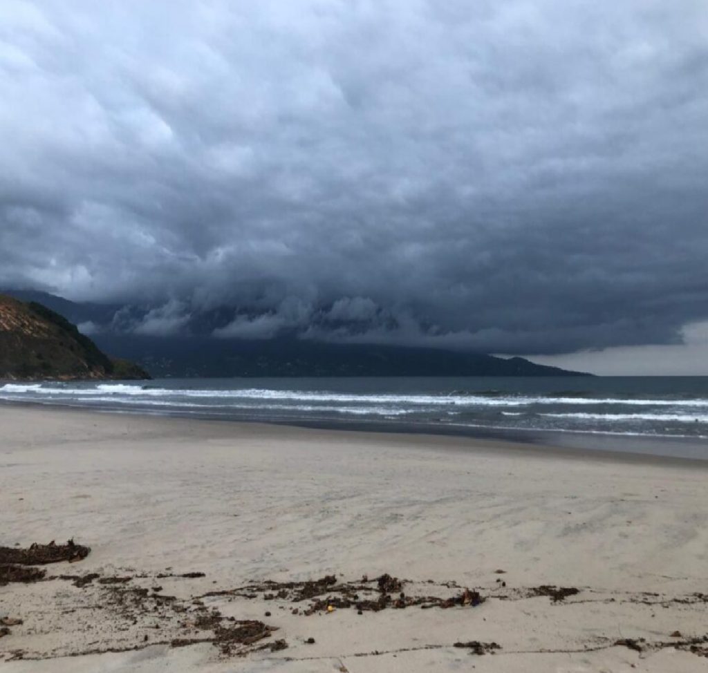 frente-fria-chega-ao-litoral-norte-com-ventos-fortes-e-risco-de-chuva-ate-domingo