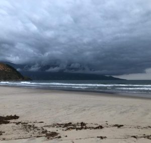 frente-fria-chega-ao-litoral-norte-com-ventos-fortes-e-risco-de-chuva-ate-domingo