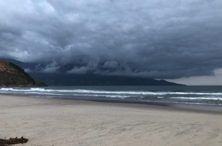 frente-fria-chega-ao-litoral-norte-com-ventos-fortes-e-risco-de-chuva-ate-domingo