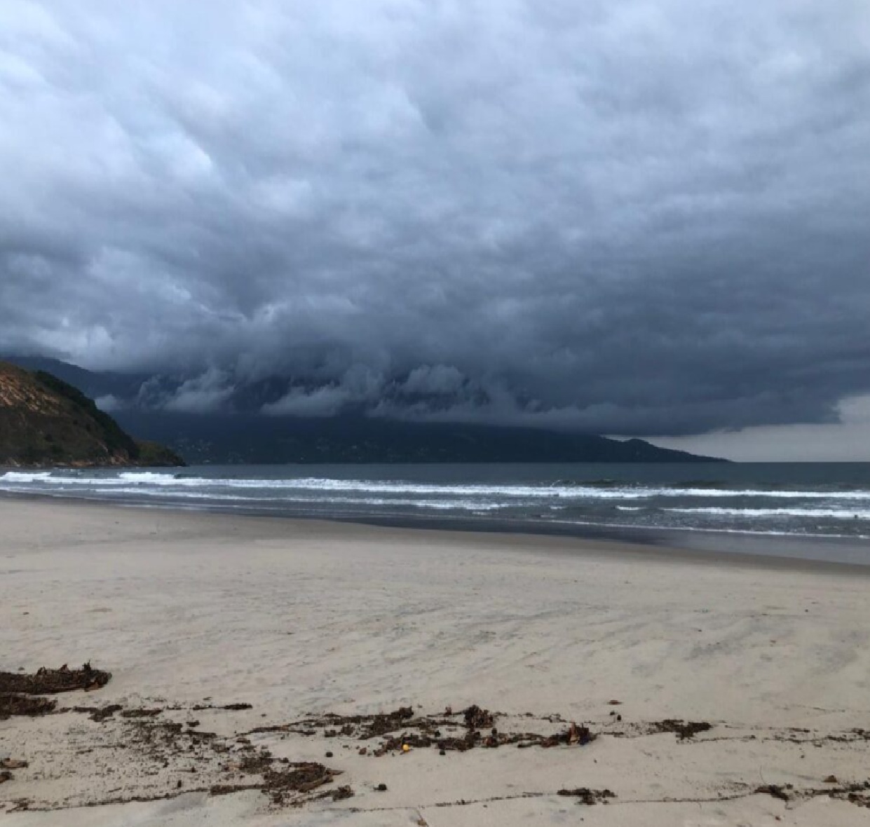 frente-fria-chega-ao-litoral-norte-com-ventos-fortes-e-risco-de-chuva-ate-domingo