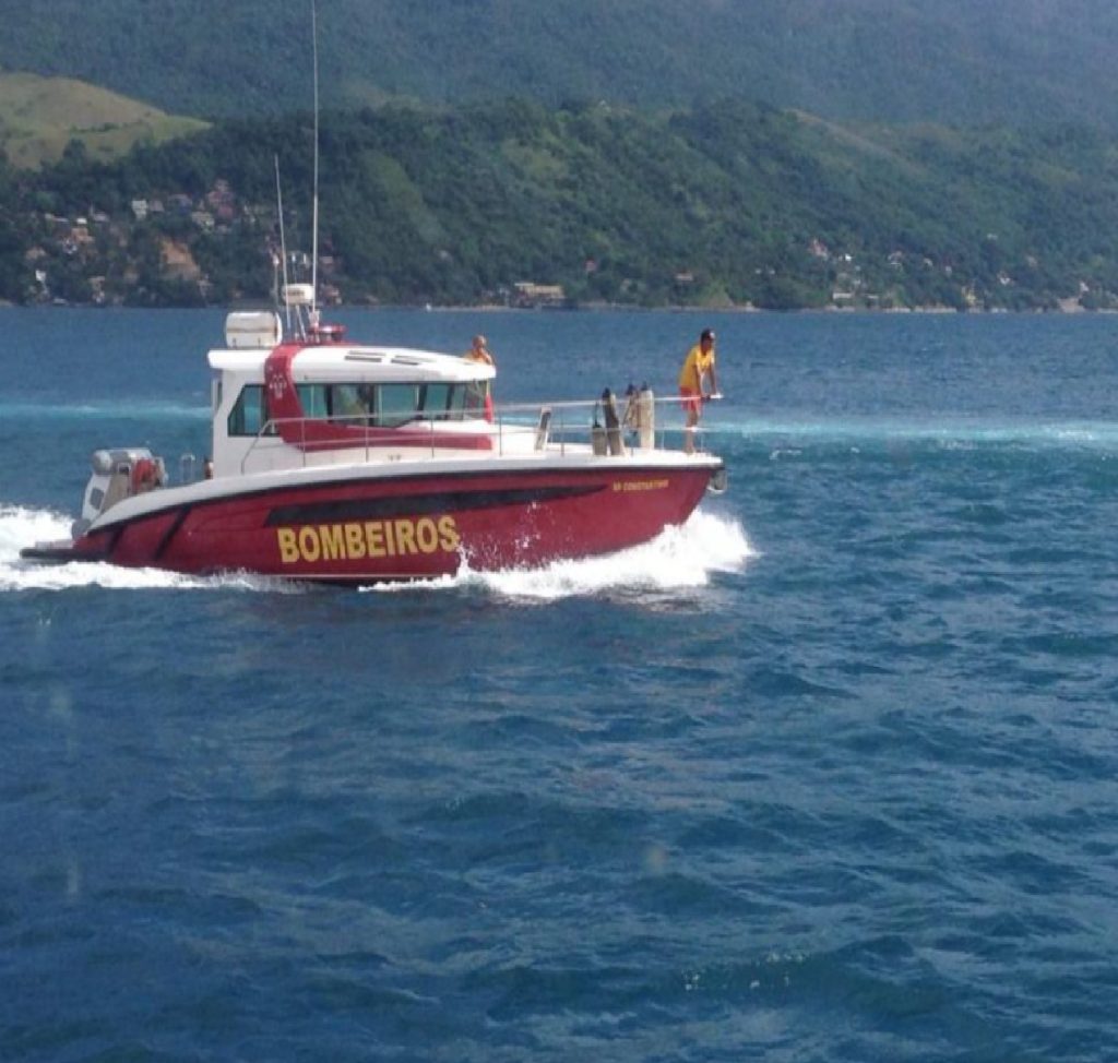 bote-com-20-pessoas-afunda-durante-passeio-para-avistar-baleias-em-ilhabela