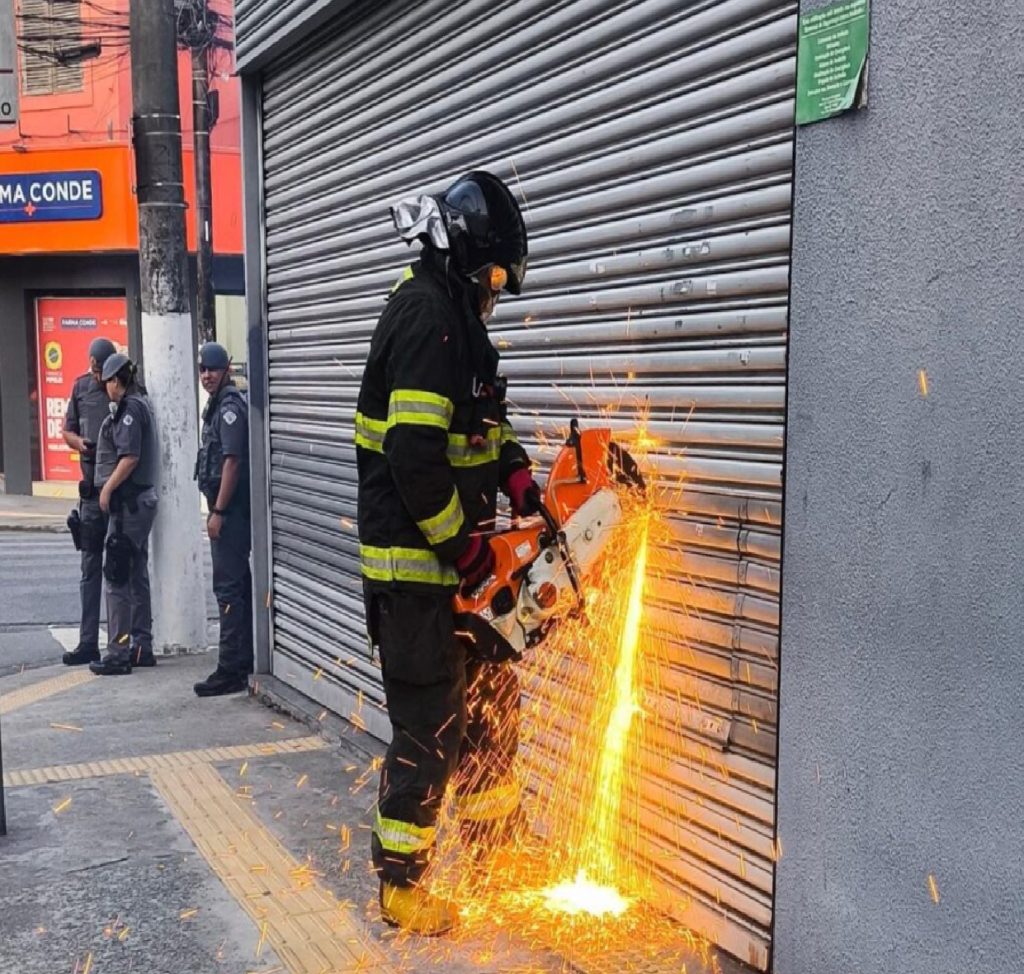 corpo-de-bombeiros-resgata-duas-mulheres-presas-dentro-de-agencia-bancaria-em-caraguatatuba