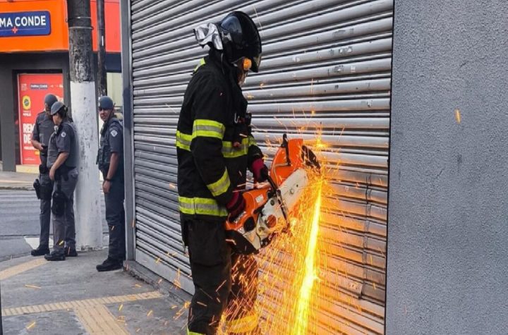 corpo-de-bombeiros-resgata-duas-mulheres-presas-dentro-de-agencia-bancaria-em-caraguatatuba