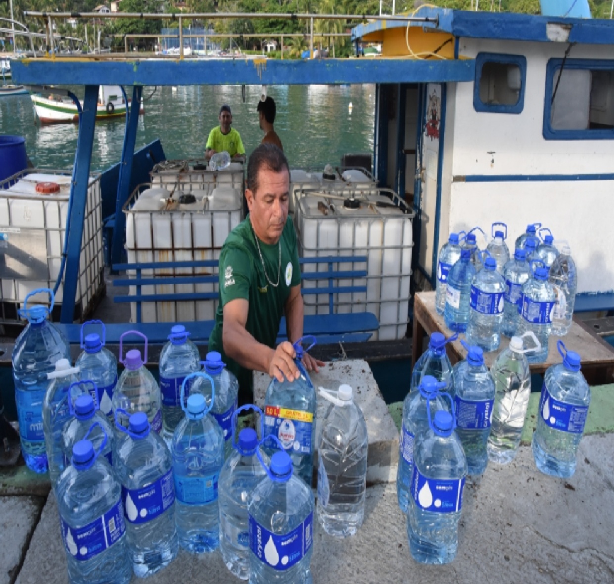 crise-hidrica-leva-ilhabela-a-reforcar-envio-de-agua-potavel-para-as-ilhas-de-buzios-e-da-vitoria