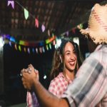 ilhabela-celebra-cultura-nordestina-e-caicara-na-festa-junina-1-pe-na-areia-2-no-forro-neste-sabado-21