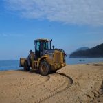 moradores-protestam-contra-intervencao-com-maquinas-na-praia-de-toque-toque-pequeno-em-sao-sebastiao
