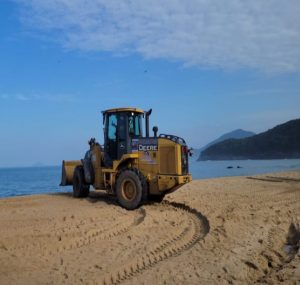 moradores-protestam-contra-intervencao-com-maquinas-na-praia-de-toque-toque-pequeno-em-sao-sebastiao