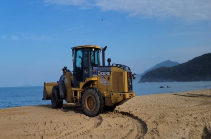 moradores-protestam-contra-intervencao-com-maquinas-na-praia-de-toque-toque-pequeno-em-sao-sebastiao