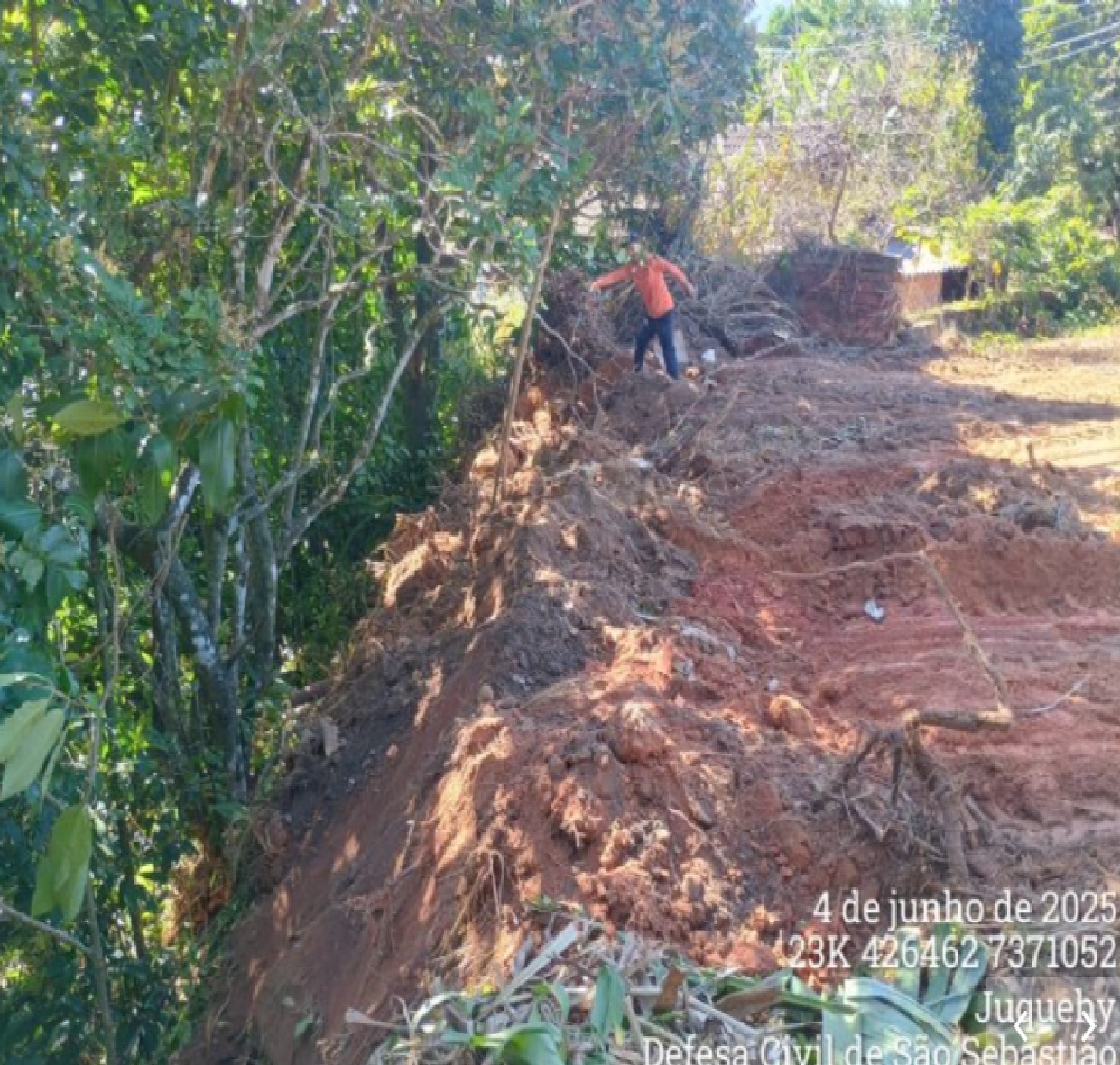 queda-de-pedras-leva-defesa-civil-a-interditar-trecho-da-praia-de-juquehy-em-sao-sebastiao