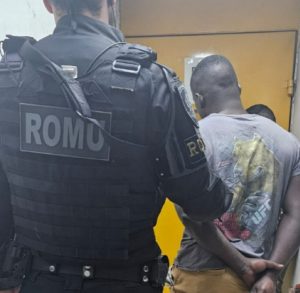 romu-prende-suspeito-de-trafico-de-drogas-no-parque-doutor-barbosa-em-taubate