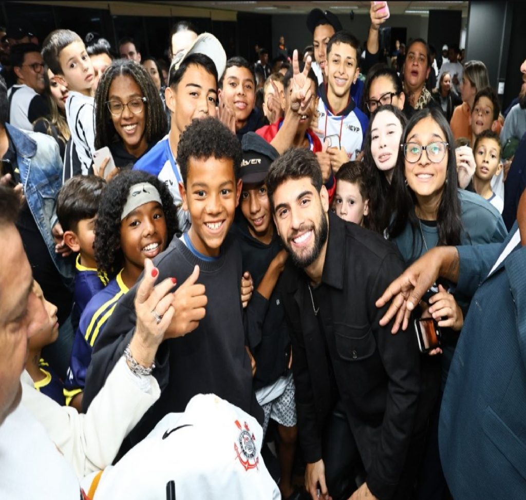 yuri-alberto-recebe-homenagem-em-sao-jose-dos-campos-e-relembra-trajetoria-no-futebol