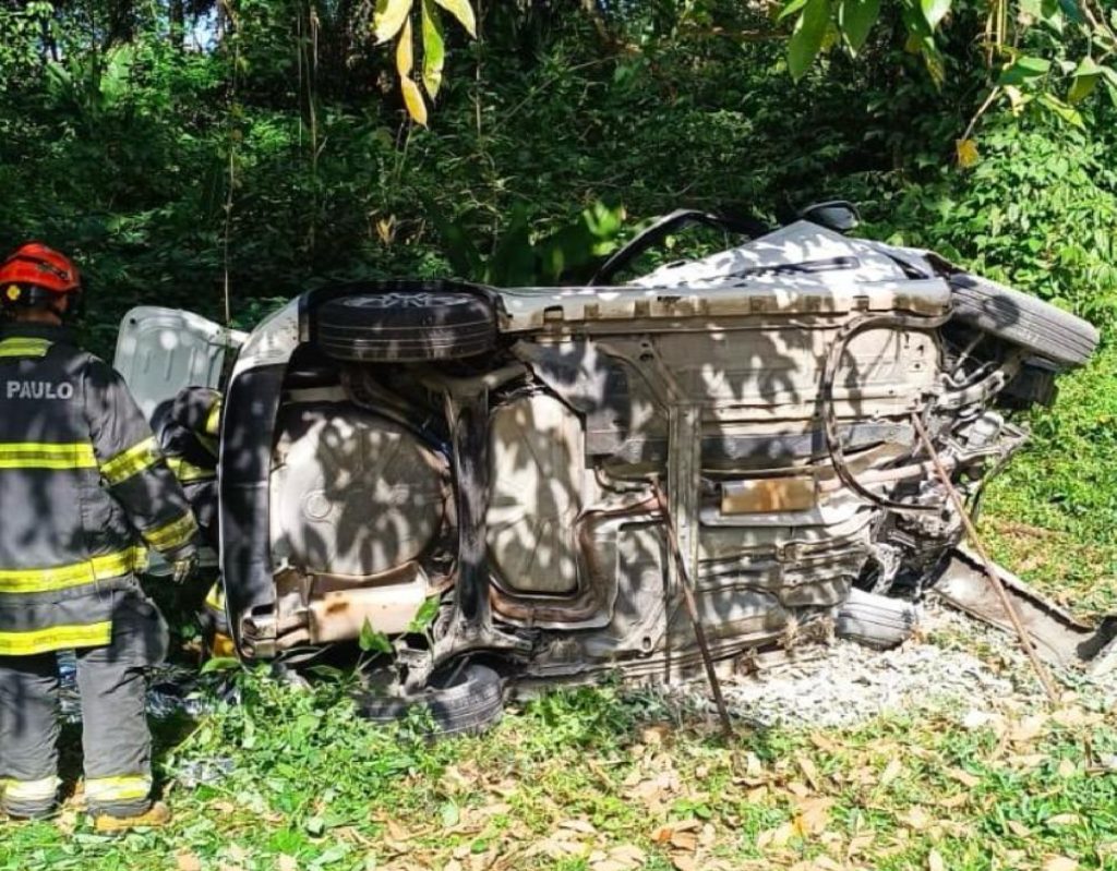 acidente-entre-carro-e-caminhao-deixa-um-morto-em-caraguatatuba-na-rio-santos
