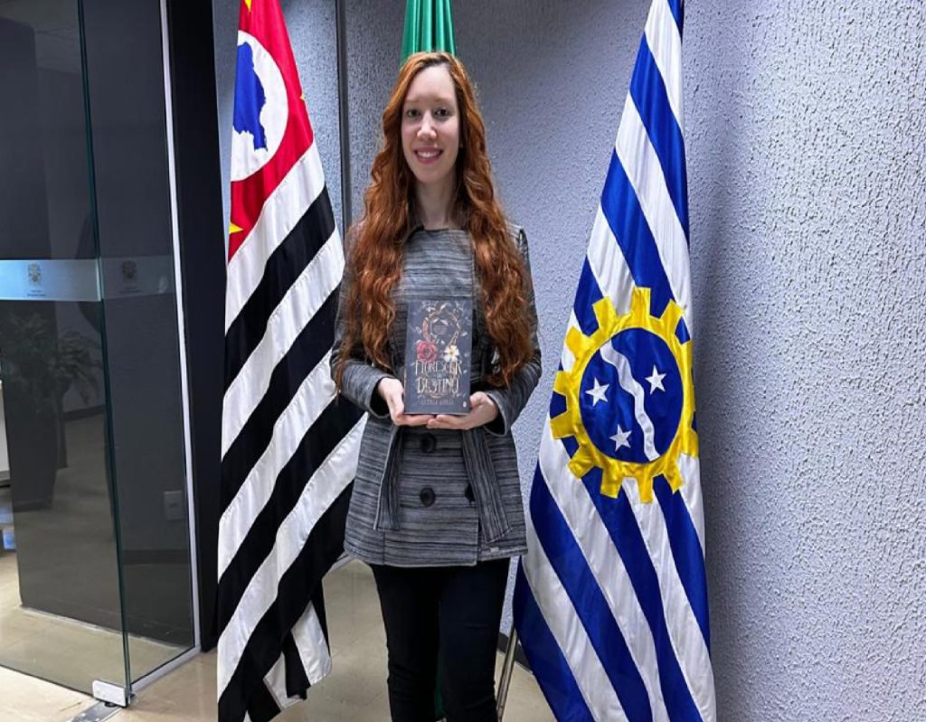 autora-joseense-leticia-giulia-esgota-livros-em-bienais-e-anuncia-novo-lancamento