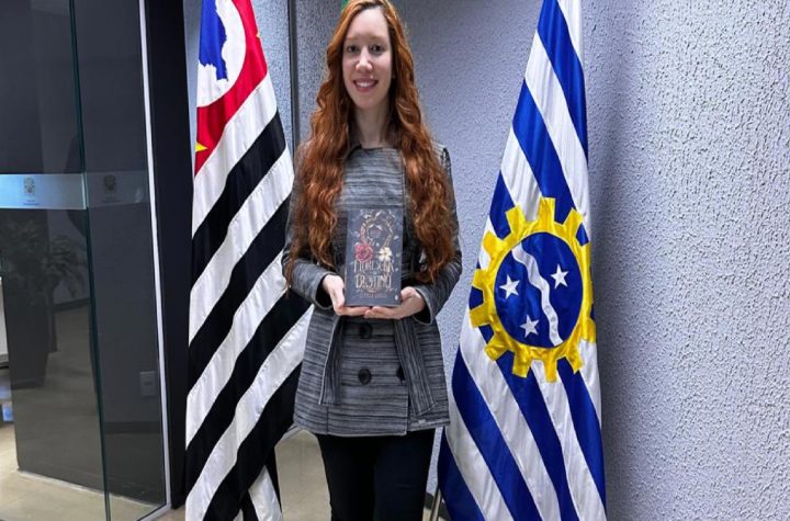 autora-joseense-leticia-giulia-esgota-livros-em-bienais-e-anuncia-novo-lancamento