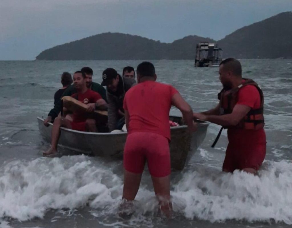 Uma operação rápida e eficaz do Corpo de Bombeiros evitou uma tragédia na manhã desta segunda-feira (28), na Praia da Enseada, em Ubatuba (SP).