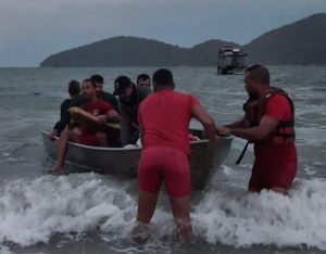Uma operação rápida e eficaz do Corpo de Bombeiros evitou uma tragédia na manhã desta segunda-feira (28), na Praia da Enseada, em Ubatuba (SP).