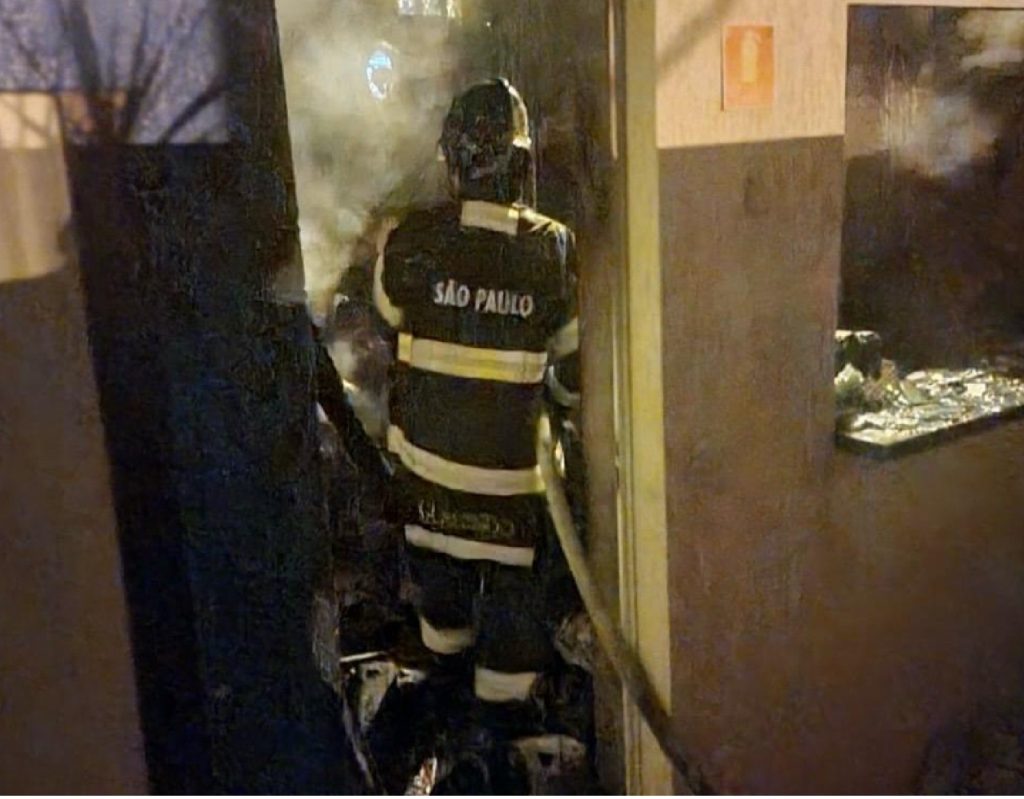 corpo-de-bombeiros-controla-incendio-em-pousada-no-bairro-toninhas-em-ubatuba