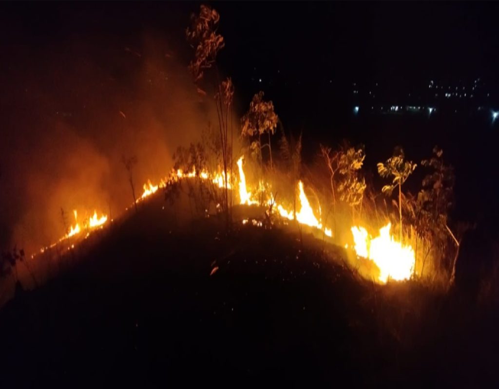 defesa-civil-combate-incendios-de-grande-proporcao-na-zona-leste-de-taubate