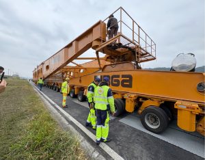 der-sp-apoia-transporte-especial-de-carga-de-mais-de-130-metros-e-800-toneladas-na-rodovia-presidente-dutra