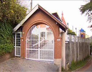 dupla-se-passa-por-entregador-invade-casa-e-e-presa-apos-assalto-em-campos-do-jordao