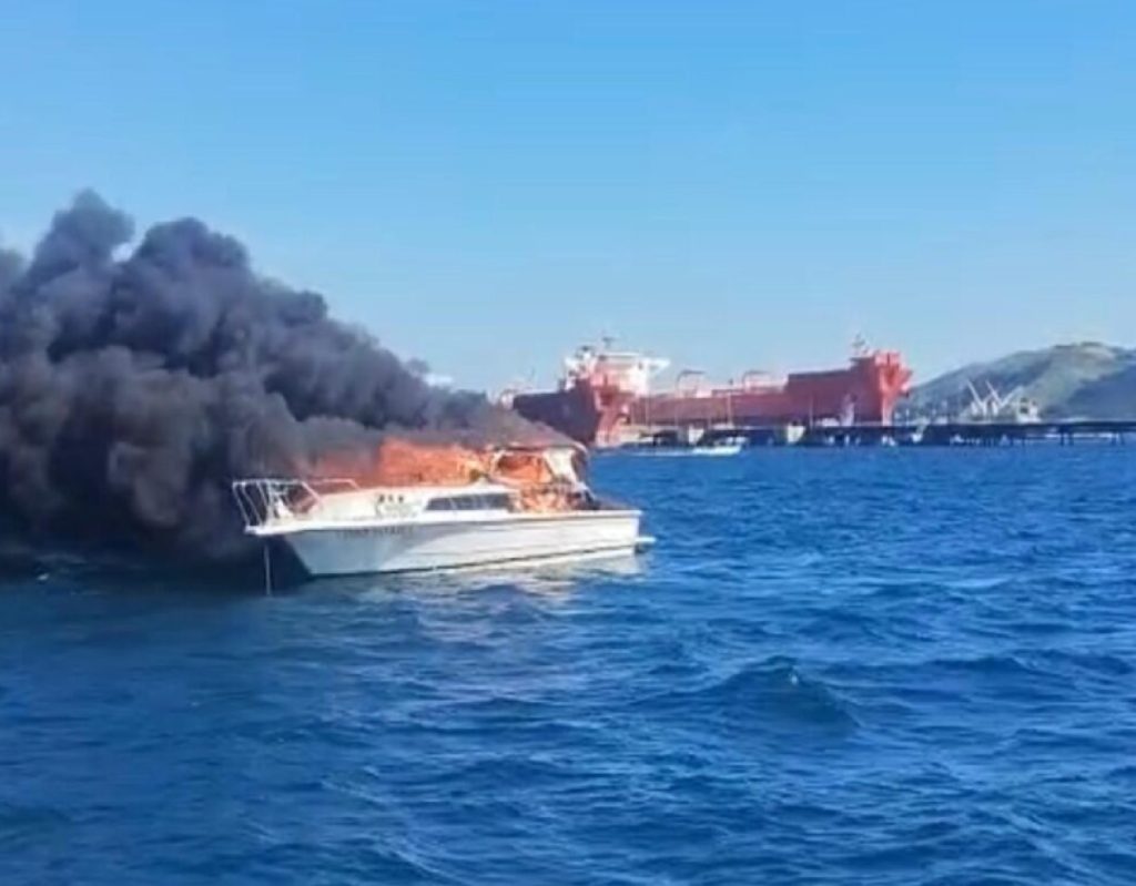 embarcacao-pega-fogo-no-canal-de-sao-sebastiao-e-marinha-apura-causas