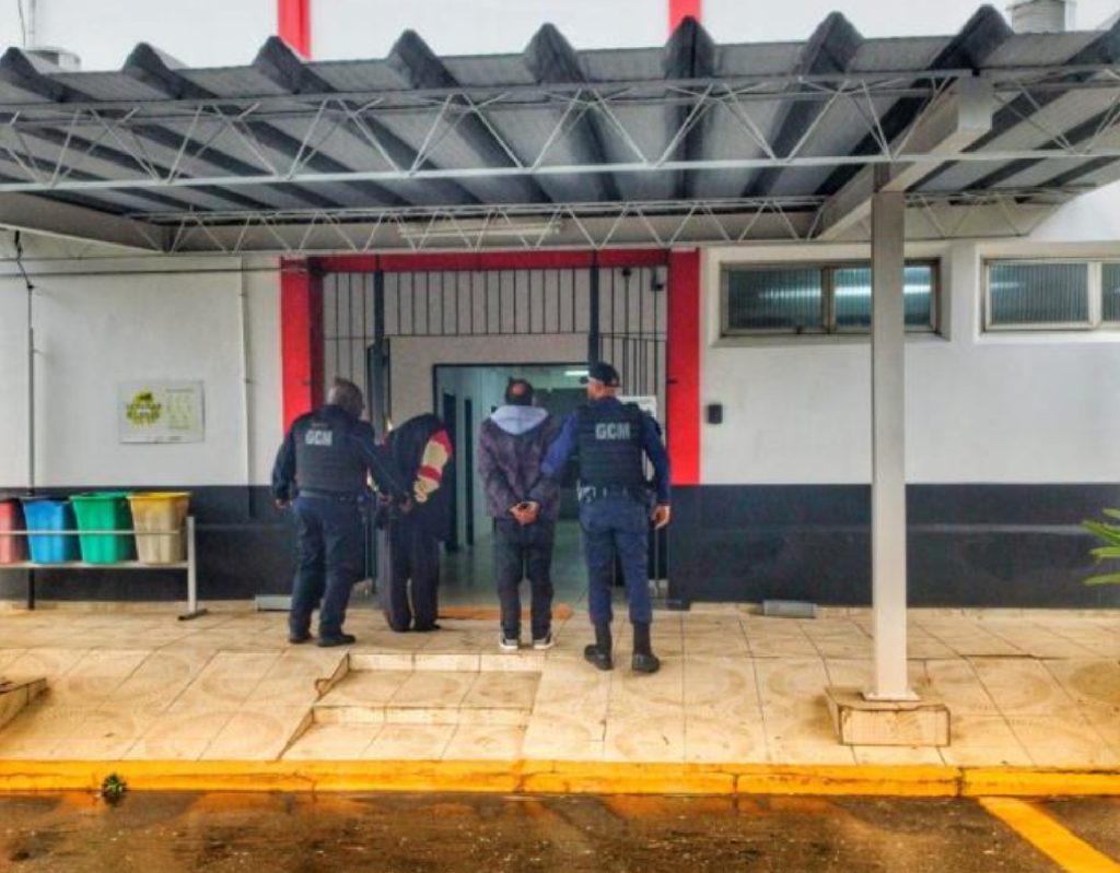 Durante patrulhamento preventivo realizado na última quinta-feira (3), a Guarda Civil Metropolitana de Pindamonhangaba prendeu dois homens por suspeita de tráfico de drogas na região central da cidade.