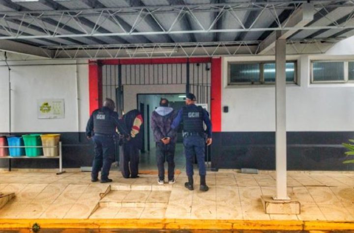 Durante patrulhamento preventivo realizado na última quinta-feira (3), a Guarda Civil Metropolitana de Pindamonhangaba prendeu dois homens por suspeita de tráfico de drogas na região central da cidade.