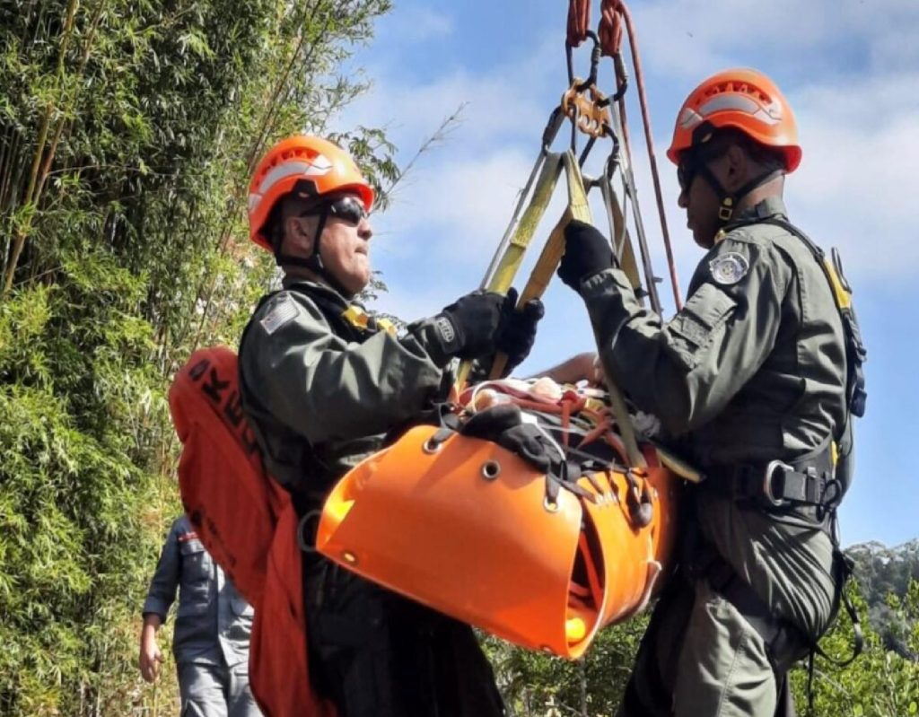 homem-e-resgatado-por-helicoptero-aguia-apos-queda-em-mata-de-dificil-acesso-em-ubatuba