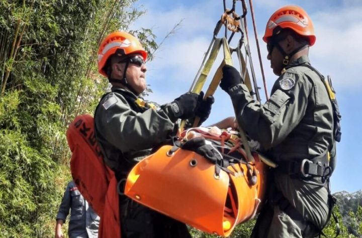 homem-e-resgatado-por-helicoptero-aguia-apos-queda-em-mata-de-dificil-acesso-em-ubatuba
