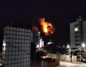 incendio-de-grandes-proporcoes-atinge-area-de-mata-em-caraguatatuba-e-mobiliza-bombeiros-e-defesa-civil