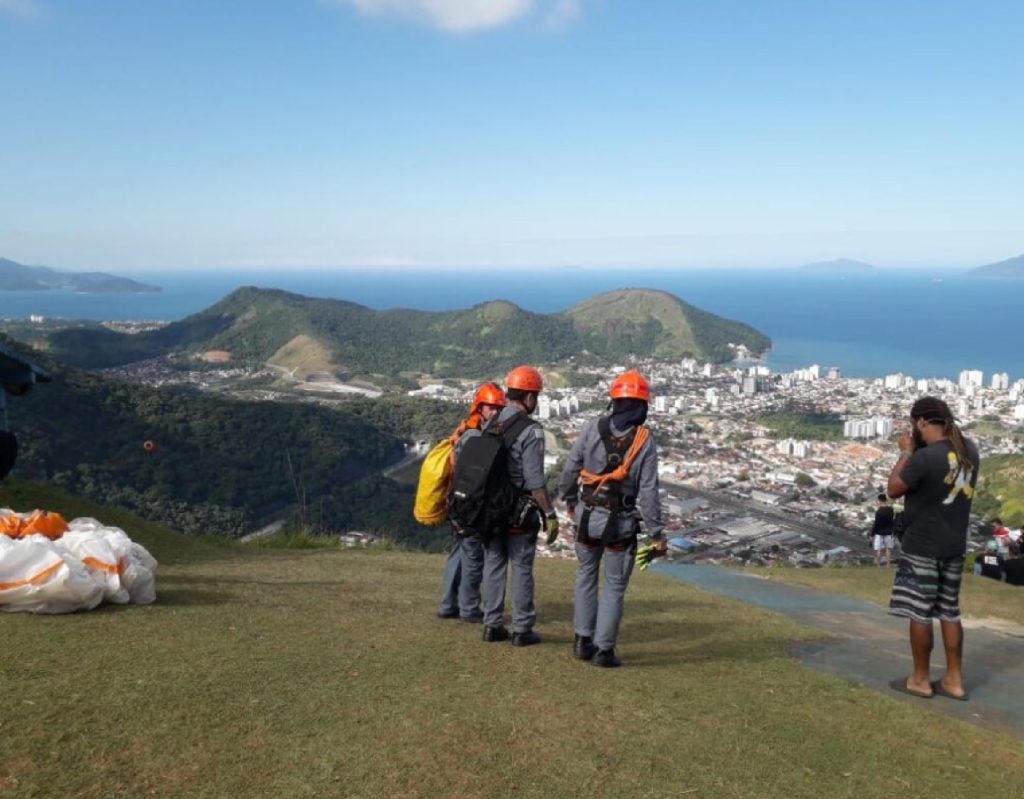 piloto-de-asa-delta-morre-apos-queda-no-morro-de-santo-antonio-em-caraguatatuba