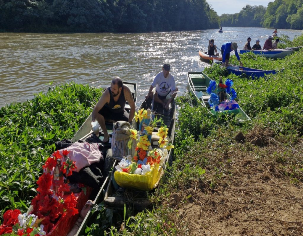 romaria-fluvial-emociona-fieis-ao-passar-por-pindamonhangaba-e-reforca-tradicao-no-vale-do-paraiba