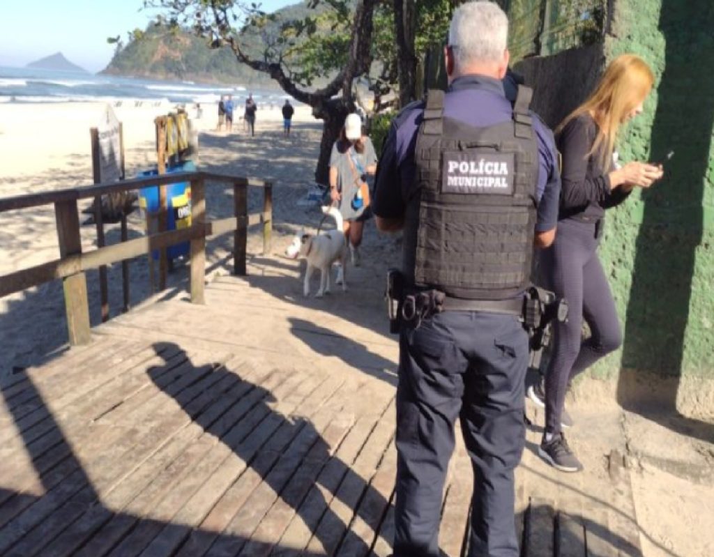 sao-sebastiao-intensifica-fiscalizacao-e-aplica-multa-por-presenca-de-animal-na-praia-de-cambury