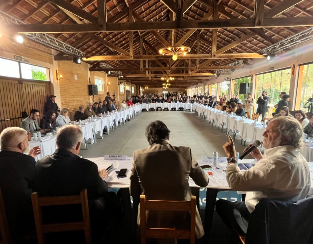 toninho-colucci-cobra-mais-apoio-do-estado-a-educacao-durante-reuniao-da-rmvale-ln