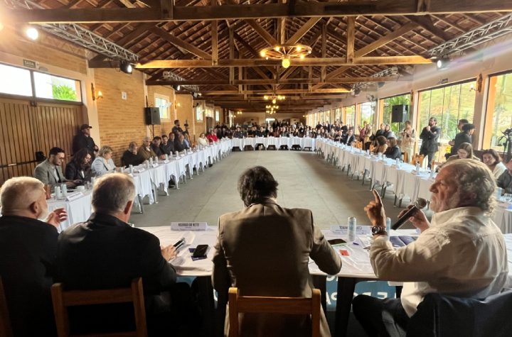toninho-colucci-cobra-mais-apoio-do-estado-a-educacao-durante-reuniao-da-rmvale-ln