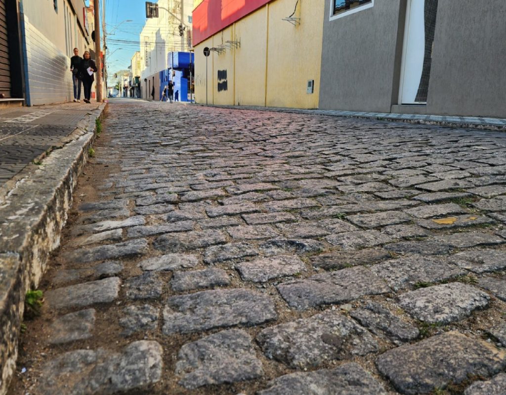 zona-azul-comeca-a-funcionar-na-rua-souza-alves-no-centro-de-taubate