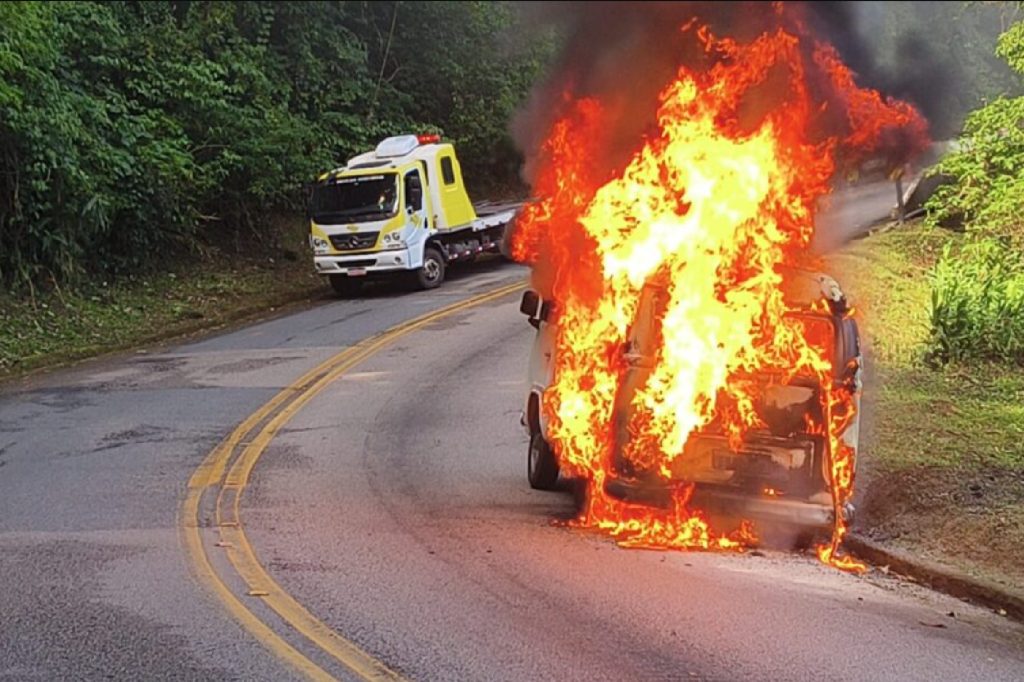corpo-de-bombeiros-combate-incendio-em-veiculo-na-rodovia-oswaldo-cruz-em-ubatuba