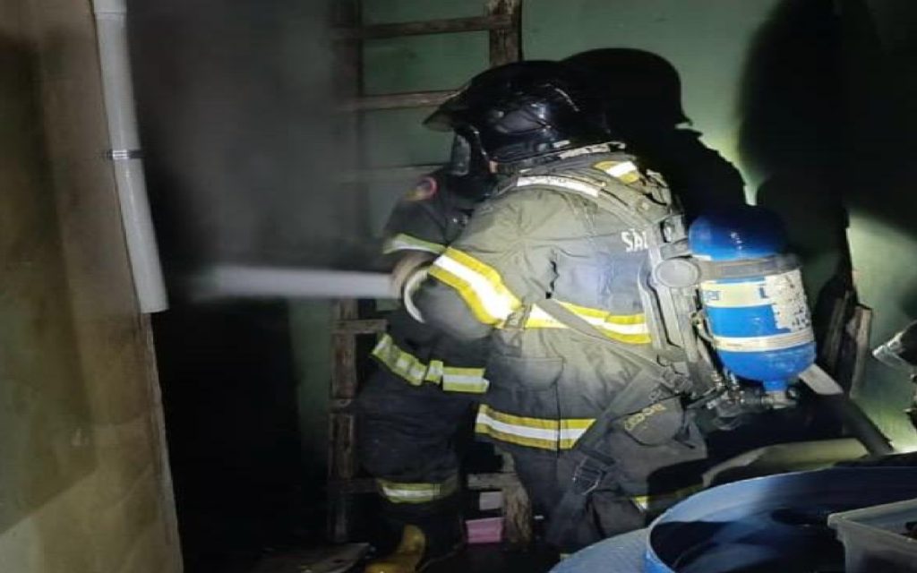 corpo-de-bombeiros-controla-incendio-em-residencia-no-bairro-porto-novo-em-caraguatatuba