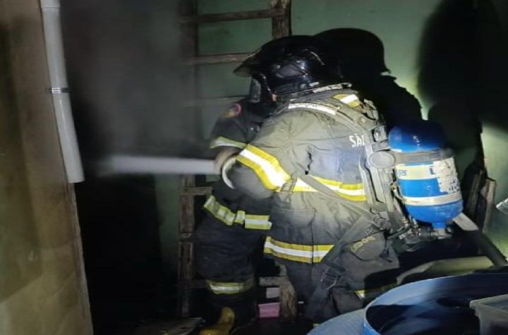 corpo-de-bombeiros-controla-incendio-em-residencia-no-bairro-porto-novo-em-caraguatatuba