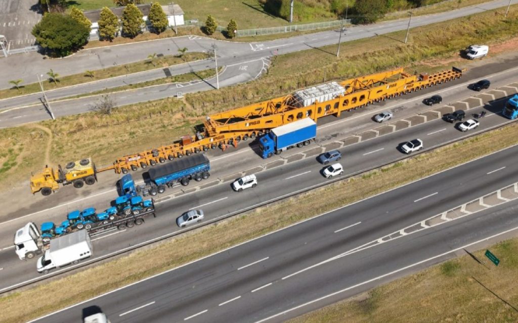 mais-uma-super-carga-inicia-sua-passagem-pela-via-dutra-entre-sao-paulo-e-rio-de-janeiro
