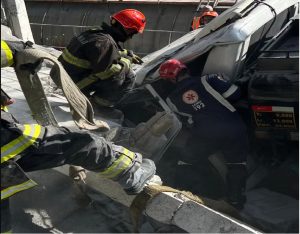 motorista-morre-apos-muro-desabar-sobre-caminhao-em-sao-sebastiao