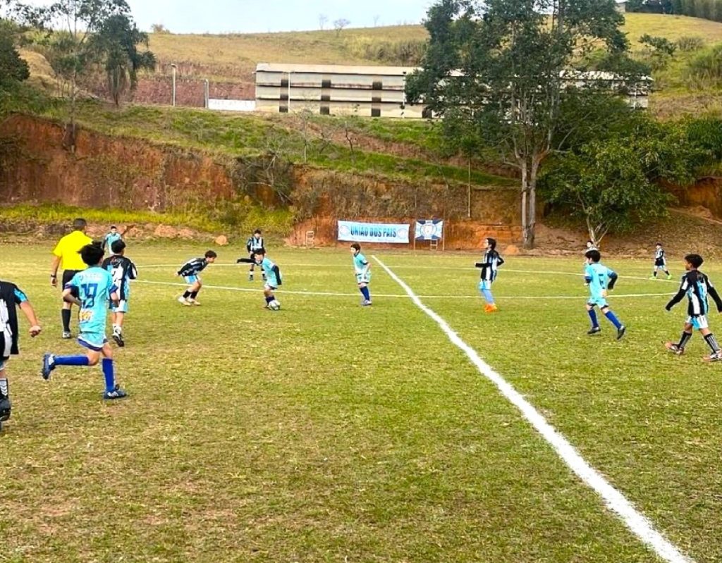 paraibuna-recebe-amistoso-internacional-de-futebol-entre-jovens-atletas-e-argentinos