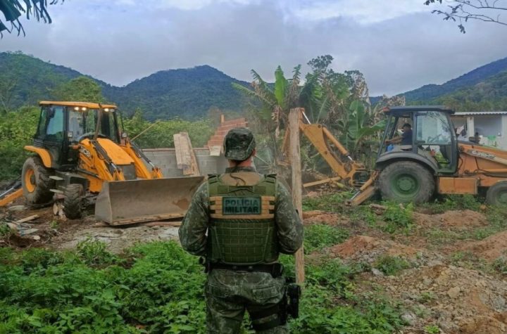 policia-ambiental-fiscaliza-e-coibe-ocupacao-irregular-na-mata-atlantica-em-ubatuba
