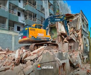 prefeitura-de-ubatuba-conclui-demolicao-de-predio-condenado-nas-toninhas