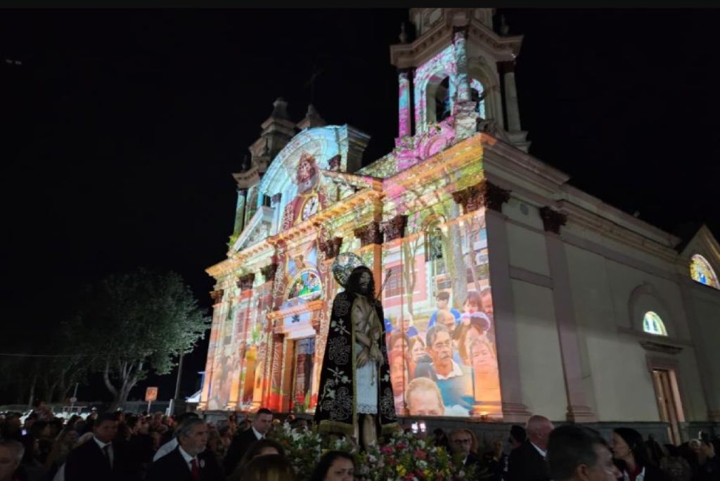 projecao-de-imagens-ilumina-fachada-da-basilica-do-bom-jesus-em-tremembe