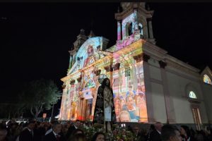 projecao-de-imagens-ilumina-fachada-da-basilica-do-bom-jesus-em-tremembe