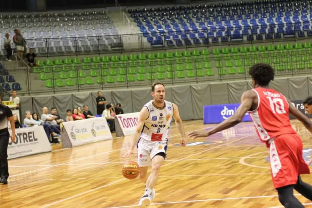 sao-jose-vence-paulistano-e-se-mantem-no-topo-do-campeonato-paulista-de-basquete