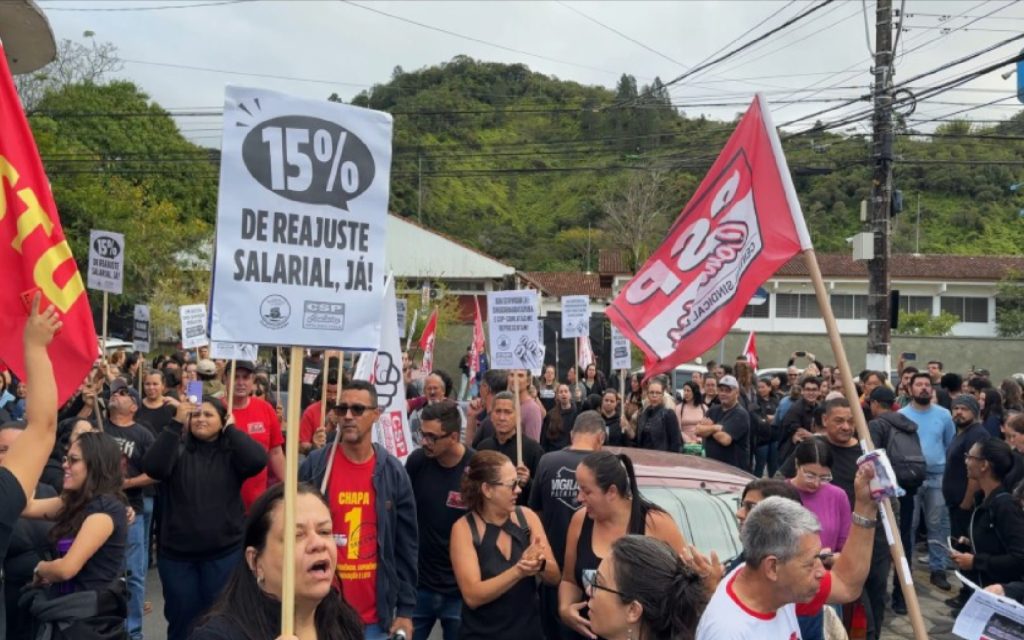 servidores-de-caraguatatuba-fazem-greve-de-24-horas-por-reajuste-salarial-de-15
